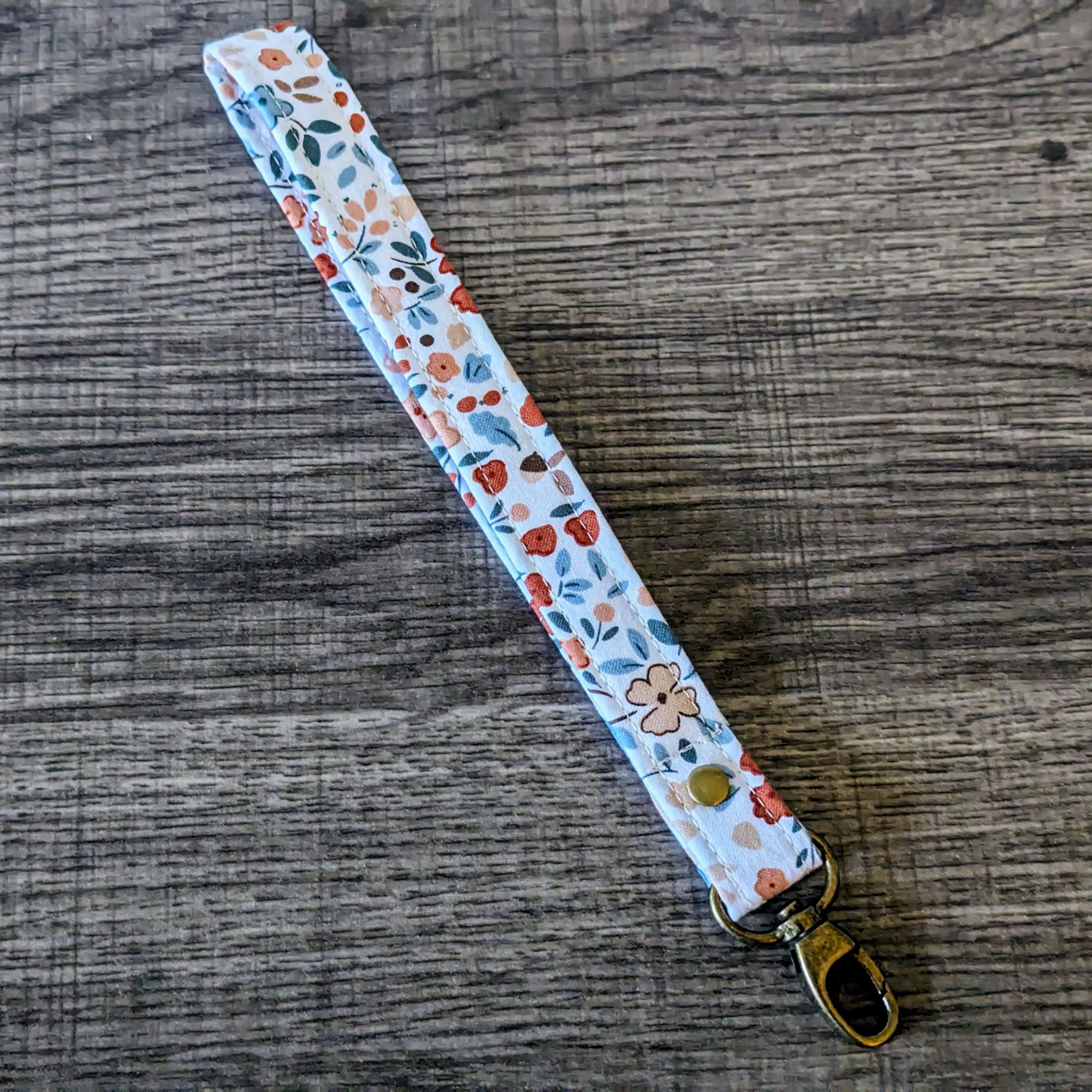 White Floral Keychain Wrist Lanyard